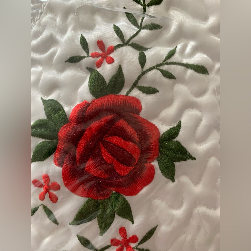 New Red Roses White Satin Embroidered Quilted Bedspread Full Double - Picture 8 of 16